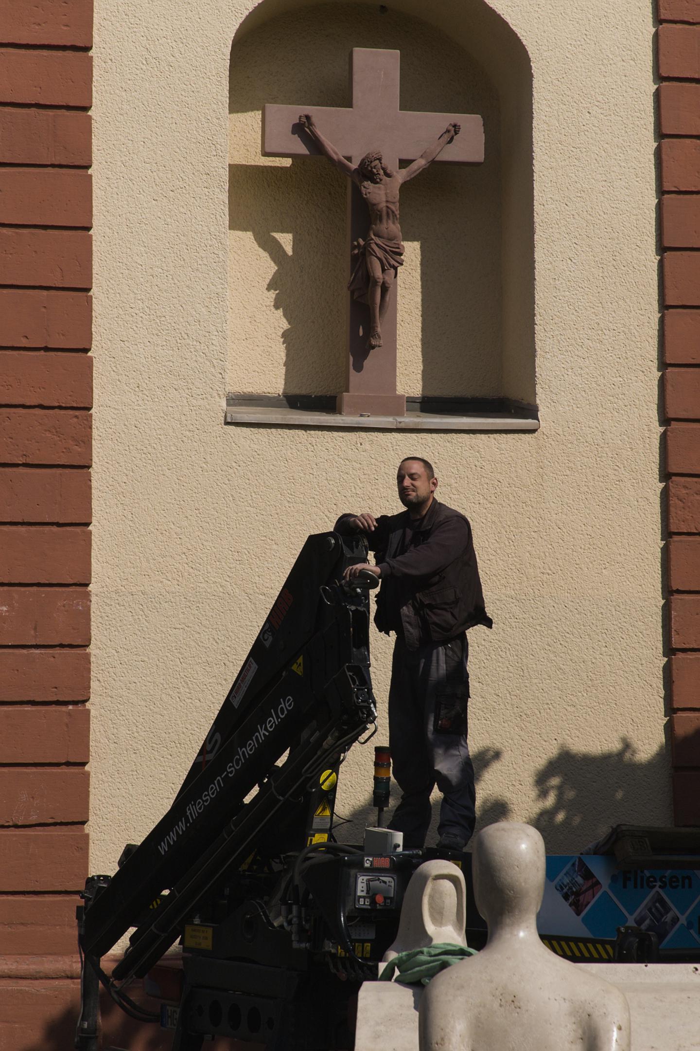 Opferdenkmal Oberursel, Aufstellung der dritten Figur